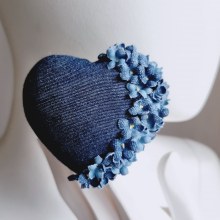 Denim Forget-Me-Not Heart Brooch. Artesanato, Design de moda, e Design têxtil projeto de Svetlana Faulkner - 10.02.2024