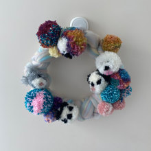 Coroa de pompons . Arts, Crafts, Decoration, DIY, and Textile Design project by Catarina Sobral - 01.30.2024