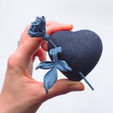 HEART SHAPED BROOCH WITH A MINIATURE ROSE. Un projet de Design de bijoux, St, lisme , et Design textile de Svetlana Faulkner - 14.02.2024
