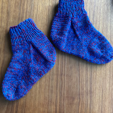 My project for course: Introduction to Colorwork Sock Knitting. Un proyecto de Diseño de complementos, Moda, Diseño de moda, Tejido, Tejido de punto y Diseño textil de Marni MacLeod - 18.02.2024
