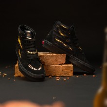 Miller Beer Sneakers. Un projet de Design , Photographie, Direction artistique, Création de costumes , et Conception de chaussures de Juan Pablo Bello (MYSNKRS Customs) - 18.02.2024