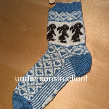 My project for course: Introduction to Colorwork Sock Knitting. Un proyecto de Diseño de complementos, Moda, Diseño de moda, Tejido, Tejido de punto y Diseño textil de barbara_kuepfer - 22.02.2024