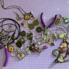 Prepping for my next pendant workshop. Design de joias, e Fotografia do produto projeto de Elaine Copping - 22.02.2024