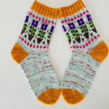My project for course: Introduction to Colorwork Sock Knitting. Un progetto di Design di accessori, Moda, Pattern design, Fashion design, Fiber Art, Maglia e Textile Design di sch_britta - 27.02.2024