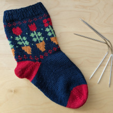 My project for course: Introduction to Colorwork Sock Knitting. Design de acessórios, Moda, Design de moda, Tecido, Tricô, e Design têxtil projeto de taia6369 - 03.03.2024