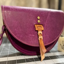 My project for course: Leatherwork: Designing and making a crossbody bag. Design, Accessor, Design, Arts, Crafts, Fashion, Fashion Design, and Sewing project by Ali Collins - 03.03.2024