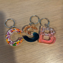 Resin Keychains. Accessor, Design, Arts, Crafts, Jewelr, and Design project by Corie Ernst - 03.05.2024