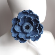 Stylised Denim Rose Broch. Un proyecto de Diseño de moda y Diseño textil de Svetlana Faulkner - 03.03.2024