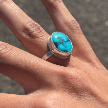 Sterling Silver Turquoise Ring. Design, Design de acessórios, Moda, Design de joias, e Fotografia para Instagram projeto de empowerbyo - 18.05.2023