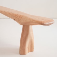 Carved Wood Bench. Design e fabricação de móveis projeto de Ben Uyeda - 13.03.2024