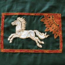 Bandera de Rohan. Un proyecto de Bordado de Abril Millán - 14.03.2024