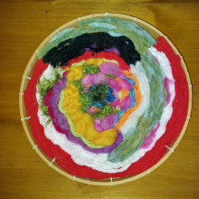 My first Circular Weaving. Bordado, Ilustração têxtil, Tingimento têxtil, e Tecelagem projeto de Gemma Garcia - 16.03.2024