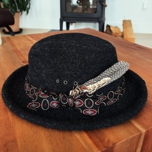 Sewn/repurposed hat band from vintage tie. Fashion, and Sewing project by Karl Styrsky - 03.17.2024