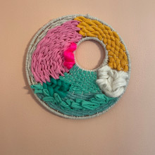 My project for course: Circular Weaving for Colorful Wall Decor. Un progetto di Artigianato, Interior design, Pattern design, Fiber Art, Tessitura e Textile Design di mer_anne_johnson - 20.03.2024