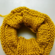 Large knitted scrunchie. Accessor, Design, Fiber Arts, and Knitting project by Shriranjani - 03.24.2024