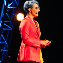 TEDx Talk: The Middle Finger Method. Un proyecto de Lifest y le de Hannah Stelter - 24.03.2024