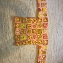 My project for course: Granny Square Crochet: Make Your Own Sweater. Un progetto di Moda, Fashion design, Fiber Art, DIY, Uncinetto e Textile Design di sabine.dragonfly - 26.03.2024