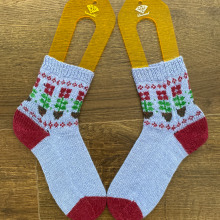 My project for course: Introduction to Colorwork Sock Knitting. Design de acessórios, Moda, Design de moda, Tecido, Tricô, e Design têxtil projeto de taylorradrake - 31.03.2024
