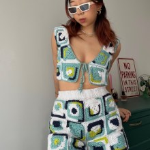 Granny Square Reversible Tank & Shorts Set. Un proyecto de Artesanía, Moda, Diseño de moda, Tejido y Crochet de Grace Xu - 09.04.2024