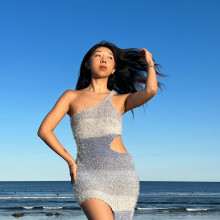 Ocean Blue Ombre Cutout Knit Dress. Un progetto di Artigianato, Moda, Fashion design, Fiber Art e Maglia di Grace Xu - 09.04.2024