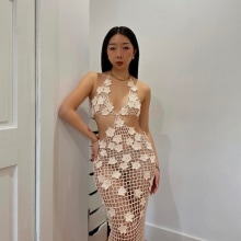 Crochet Flower Mesh Dress. Artesanato, Moda, Design de moda, Tecido, e Crochê projeto de Grace Xu - 09.04.2024