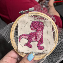 Pink Dinosaur. Un proyecto de Moda, Bordado, Ilustración textil, Upc, cling y Diseño textil de l_zaltcman - 10.04.2024