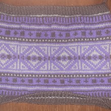 My project for course: Stranded colorwork knitting. Un proyecto de Diseño de complementos, Moda, Diseño de moda, Ilustración textil, Tejido, DIY, Tejido de punto y Diseño textil de Maria Rosaria Spinelli - 10.04.2024