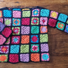 My project for course: Granny Square Crochet: Make Your Own Sweater. Un progetto di Moda, Fashion design, Fiber Art, DIY, Uncinetto e Textile Design di Estela Strassberg - 11.04.2024