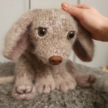 My project for course: Knitting Realistic Stuffed Animals: Make a Puppy from Yarn. Un progetto di Moda, Fiber Art, DIY, Maglia e Textile Design di hanna.e.hedman - 14.04.2024
