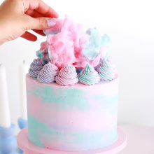 Whimsical Cotton Candy Watercolor Cake. Un progetto di Cucina, Fotografia gastronomica, Arti culinarie, Food St e ling di Whitney DePaoli (Sugar & Sparrow) - 16.04.2024
