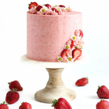 Strawberry Layer Cake. Un proyecto de Cocina, Fotografía gastronómica, Artes culinarias, Food St y ling				 de Whitney DePaoli (Sugar & Sparrow) - 16.04.2024