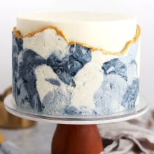 Marbled Buttercream Cake. Un projet de Design , Cuisine, Photographie gastronomique, Arts culinaires, St , et lisme culinaire de Whitney DePaoli (Sugar & Sparrow) - 17.04.2024