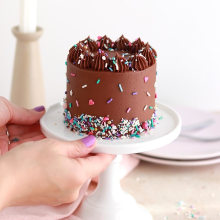 Mini Chocolate Cake. Un progetto di Cucina, Fotografia gastronomica, Arti culinarie, Food St e ling di Whitney DePaoli (Sugar & Sparrow) - 17.04.2024