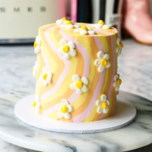 Retro Flower  Cake. Culinária projeto de Shelly Tedghi - 18.04.2024