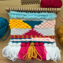 Mi proyecto del curso: Introducción al tejido en telar de bastidor. Un projet de Création d'accessoires, Décoration, Art textile, Tissage , et Design textile de Viely Flores - 17.04.2024