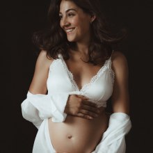 Fotografía de embarazo en estudio. Un projet de Photographie de Tami - 30.07.2023