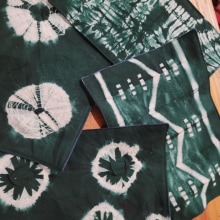 Mi proyecto del curso: Introducción al teñido shibori. Un proyecto de Artesanía, Moda, Diseño de moda, DIY, Teñido Textil y Diseño textil de Pamela Toro Olivares - 22.04.2024