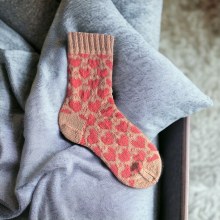 Mi proyecto del curso: Introducción al tejido de calcetines en varios colores. Accessor, Design, Fashion, Fashion Design, Fiber Arts, Knitting, and Textile Design project by pindusinha - 04.22.2024