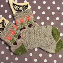 My project for course: Introduction to Colorwork Sock Knitting. Un projet de Création d'accessoires, Mode, St, lisme, Art textile, Tricot , et Design textile de Nelly Grandière - 26.04.2024