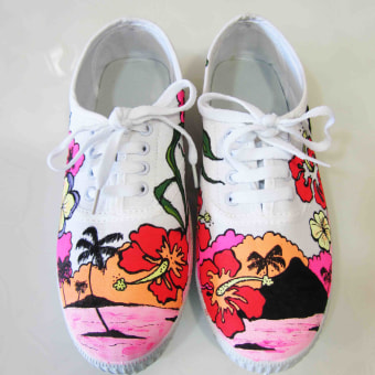 Zapatillas pintadas a mano. Un proyecto de Diseño, Ilustración tradicional, Diseño gráfico y Diseño de calzado de Marta Alfajarín Clemente - 19.11.2013
