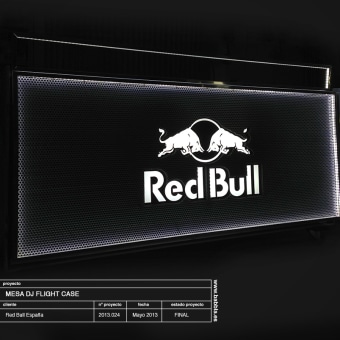 Mesa DJ Flight Case Red Bull. Un proyecto de Diseño, creación de muebles					 y Diseño industrial de Babblá Estudio - 30.04.2013