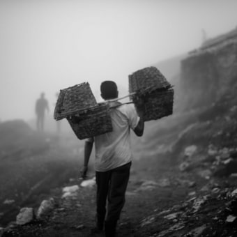 Trabajadores de la mina de azufre Ijen. Un proyecto de Fotografía y Fotografía documental de João Paulo Porto - 28.06.2020