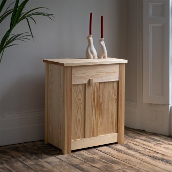 Hutch Cabinet. Um projeto de Artesanato, Design e fabricação de móveis, Design de interiores e Marcenaria de Bibbings & Hensby - 19.04.2021