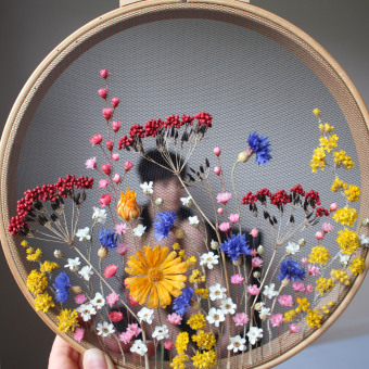 Dried Flowers on tulle embroidery -  Wild meadow design. Un proyecto de Artesanía de Olga Prinku - 26.04.2021