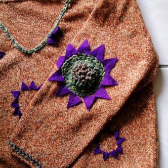Maglione girasoli in autunno - progetto di refashion di un vecchio maglione . Fashion, Fiber Arts, DIY, Upc, and cling project by mama.michecchi - 09.23.2021