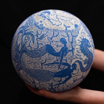 "Sfera Blu": sfera di porcellana decorata con ingobbio blu e tecnica dello sgraffito.. Un proyecto de Ilustración y Cerámica de Clara Holt - 24.03.2022