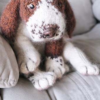 My project for course: Knitting Realistic Stuffed Animals: Make a Puppy from Yarn. Un proyecto de Moda, Tejido, DIY, Tejido de punto y Diseño textil de Алина Зозуля - 30.11.2022