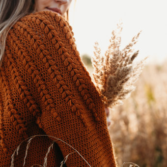 Goldenrod Sweater crochet pattern. Un proyecto de Artesanía y Crochet de Linda Skuja - 08.03.2022