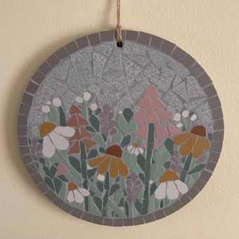 My project for course: Modern Mosaic Art: Make Floral Compositions with Tiles. Un proyecto de Artesanía, Diseño, creación de muebles					, Cerámica, Interiorismo y DIY de Naomi Miles - 02.01.2023