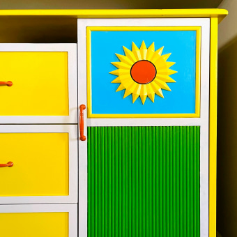 Sunshine Dresser (Creative Furniture Upcycling for Beginners). Un proyecto de Artesanía, Diseño, creación de muebles					, Diseño de interiores, DIY, Carpintería, Upc, cling, Pintura decorativa, Restauración, upc y cling de muebles de Mary Shaak - 22.01.2023